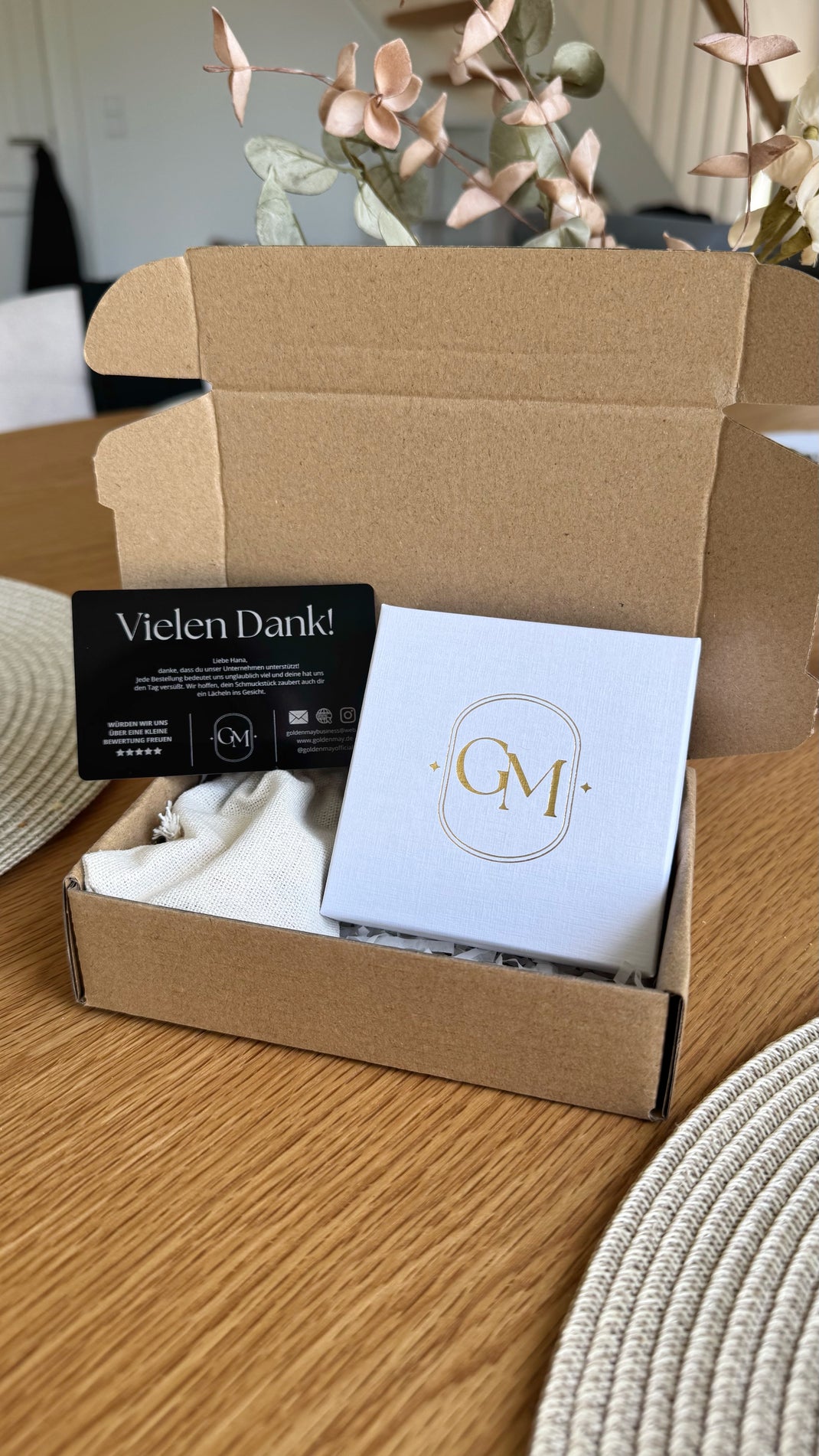 Golden-May-Verpackung mit Schmuckbox und Dankeskarte